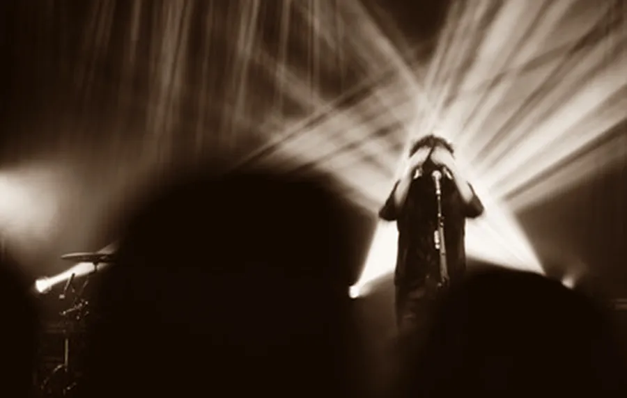 cantante-desconocido-en-el-escenario-de-un-concierto-luces-del-escenario-en-un-festival-de-música