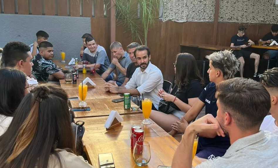 Maquieyra con jóvenes
