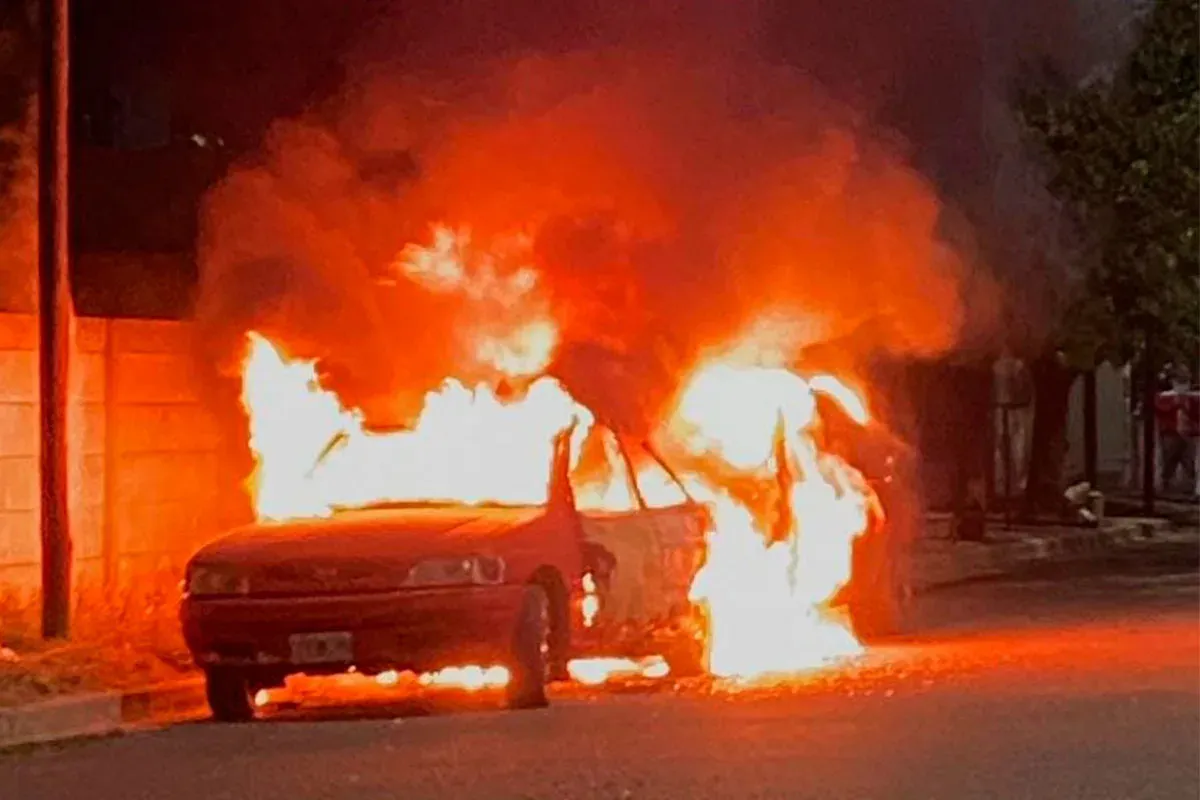 dos-autos-incendiados-jpg