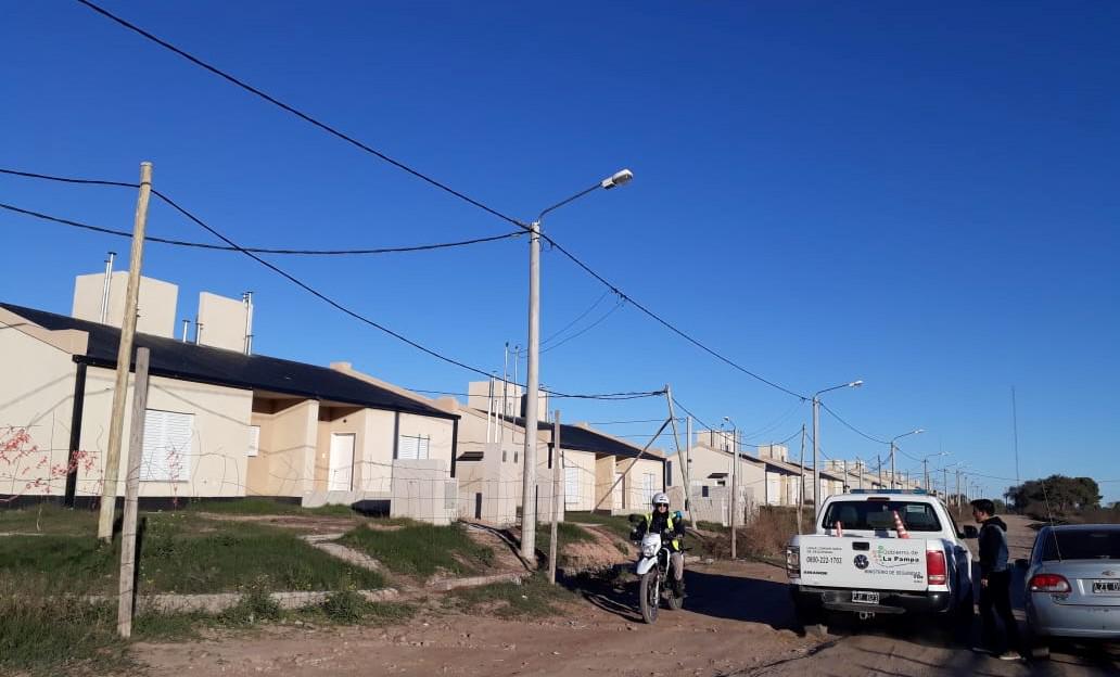 barrio con control policial (textual)