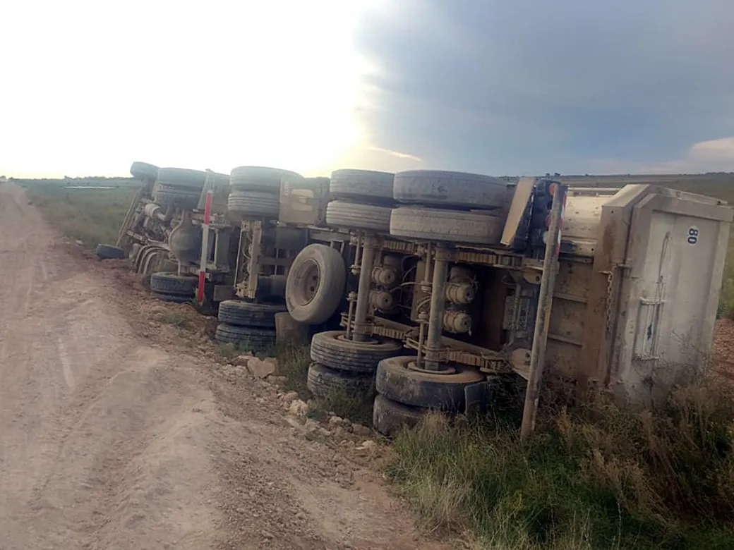camion volcado falucho3