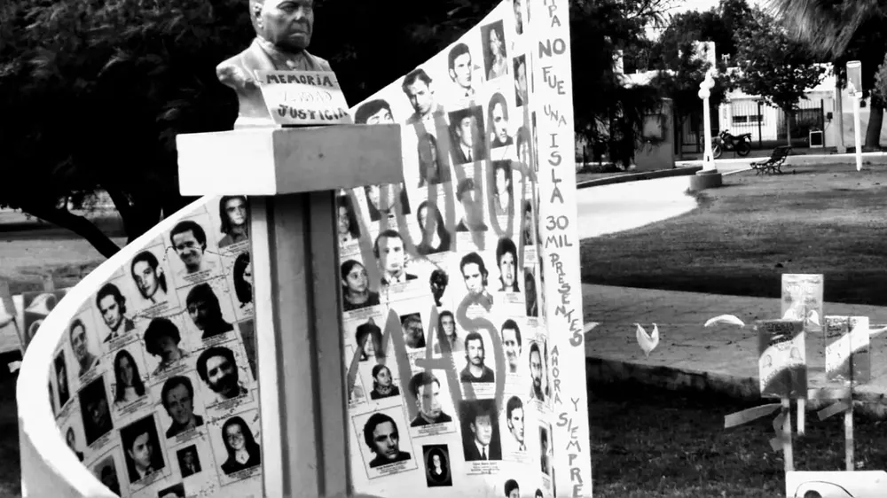 BUSTO IRIGOYEN BLANCO Y NEGRO