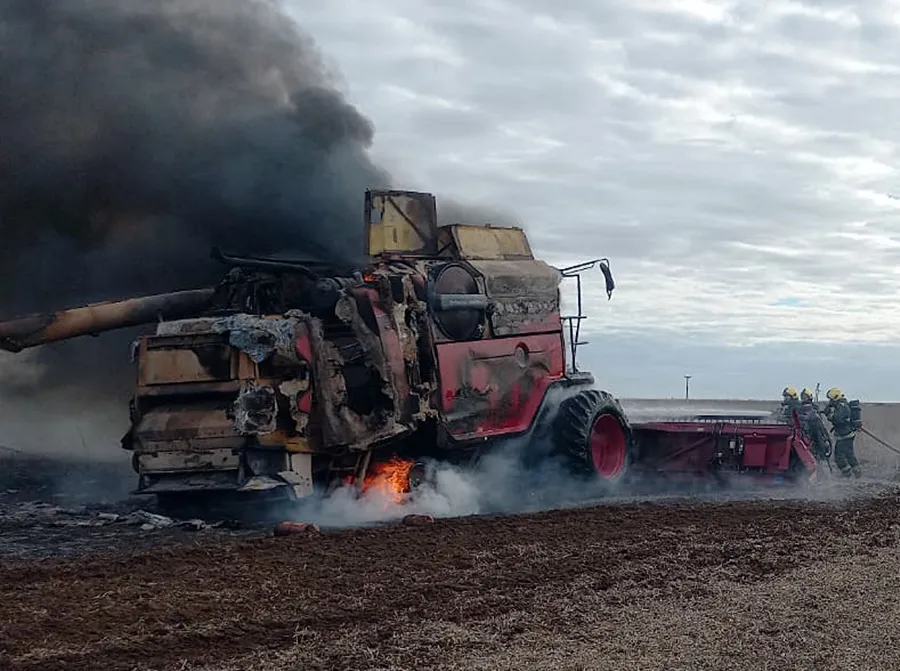 cosechadora incendiada 2