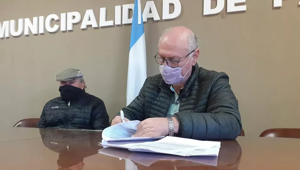 Firma boleto compra terreno colegio secundario Parera 1