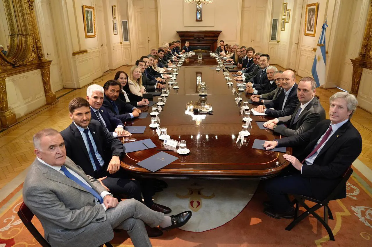 mILEI CON GOBERNADORES SENTADO