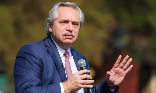 Alberto Fernandez mic