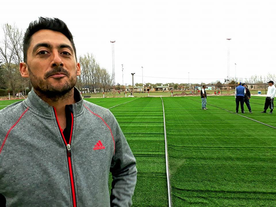 EMMANUEL SATRAGNO EN CANCHA SINTETICO