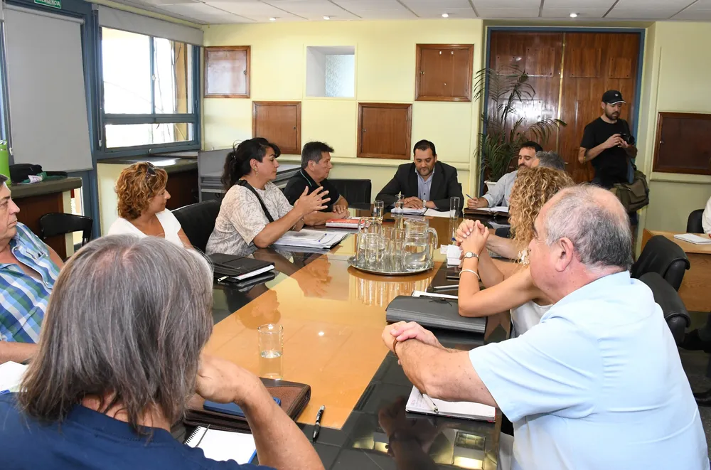 estatales negocian sueldo y bono