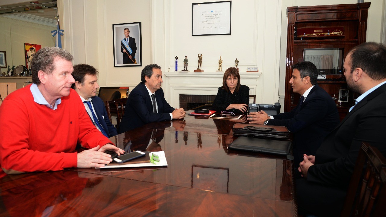 MINISTRO DE SEGURIDAD CON BULLRICH