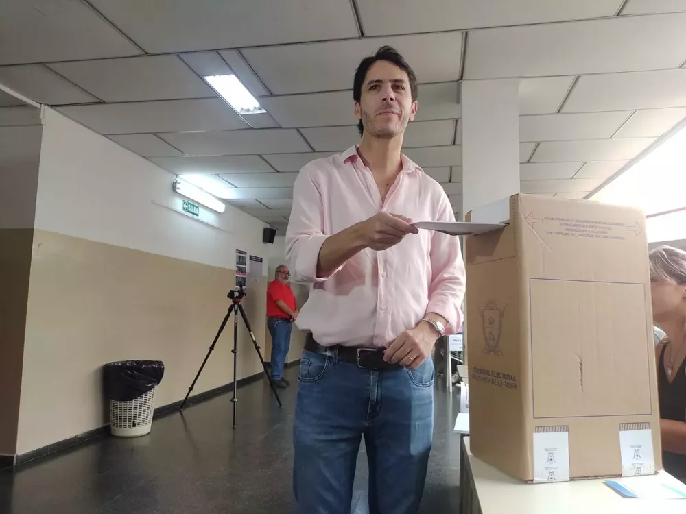 BERHONGARAY VOTANDO