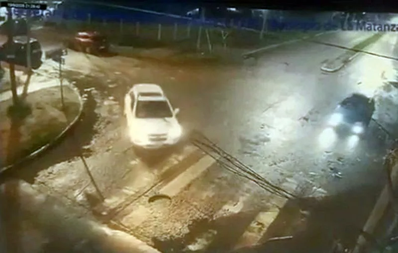 camioneta blanca 3 chicas