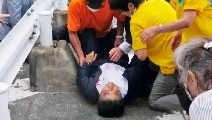 Shizo Abe recibió un disparo en el pecho y otro en el cuello