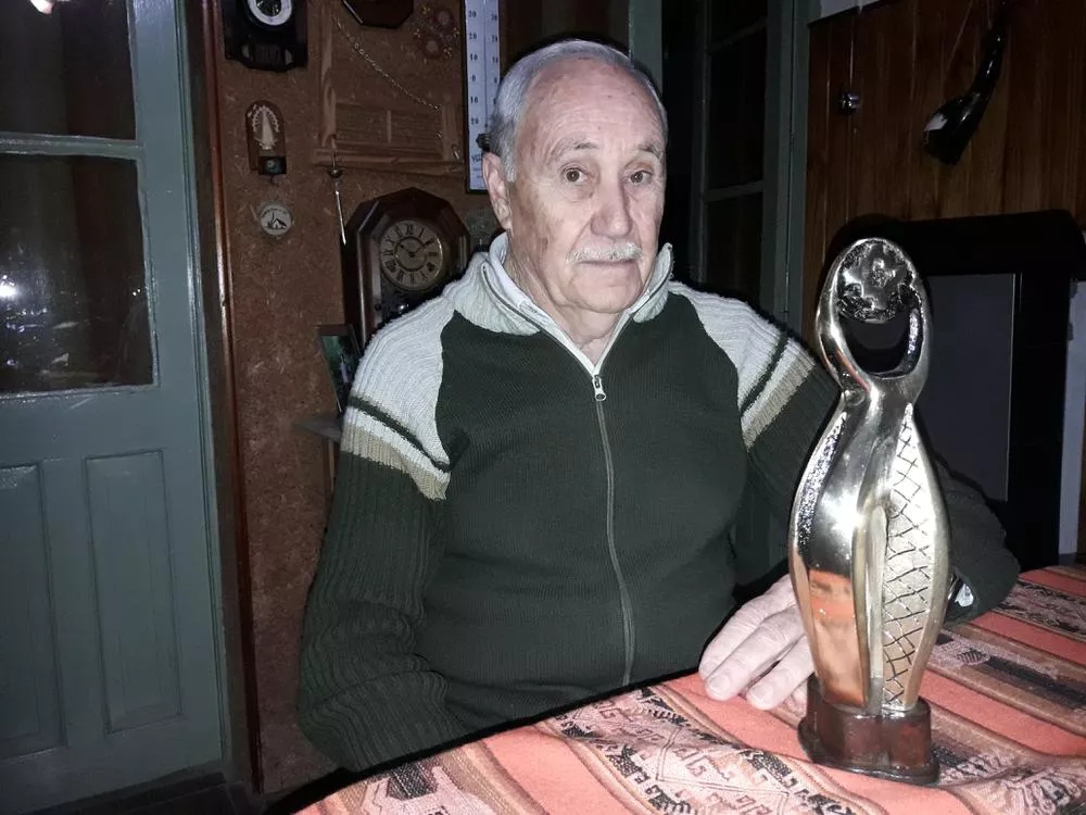 Neldo Giorgis con su premio Testimonio