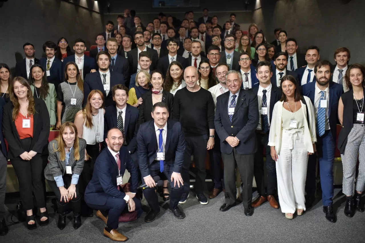 Rodriguez Larreta con jovenes 1