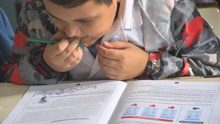niño estudiando