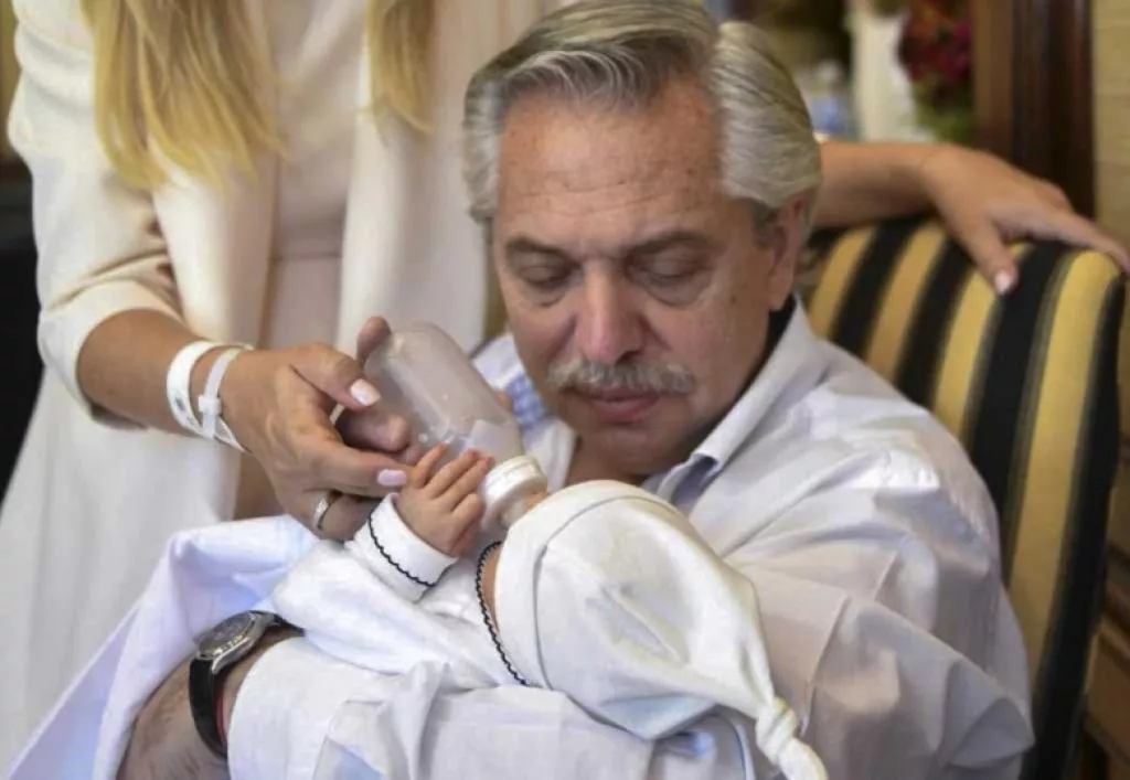 alberto dando la mamadera