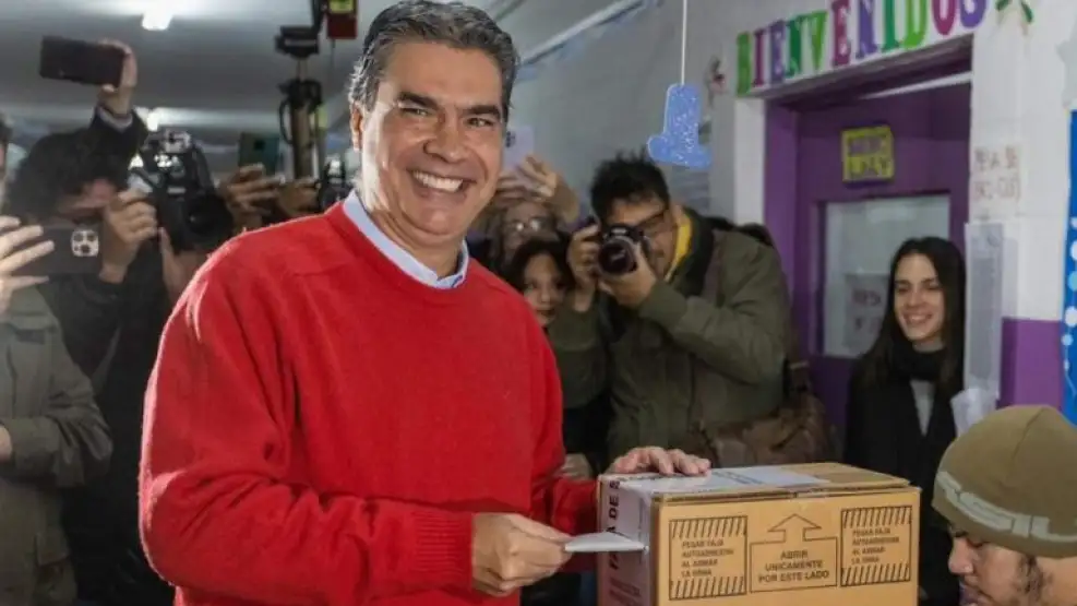 CAPITANICH VOTANDO
